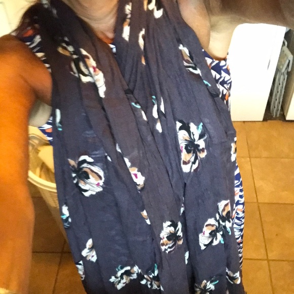 Ann Taylor Accessories - ♥️2 for $20♥️Ann Taylor scarf